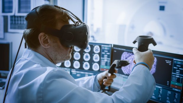 Médico visualizando una imagen de escáner en 3D utilizando la realidad virtual.