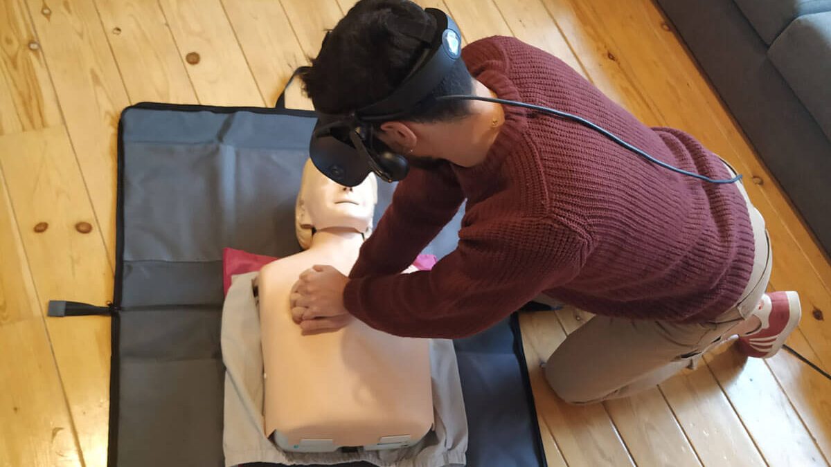 Formación en reanimacion cardiopulmonar con el sistema de realidad virtual de Ludus Global.