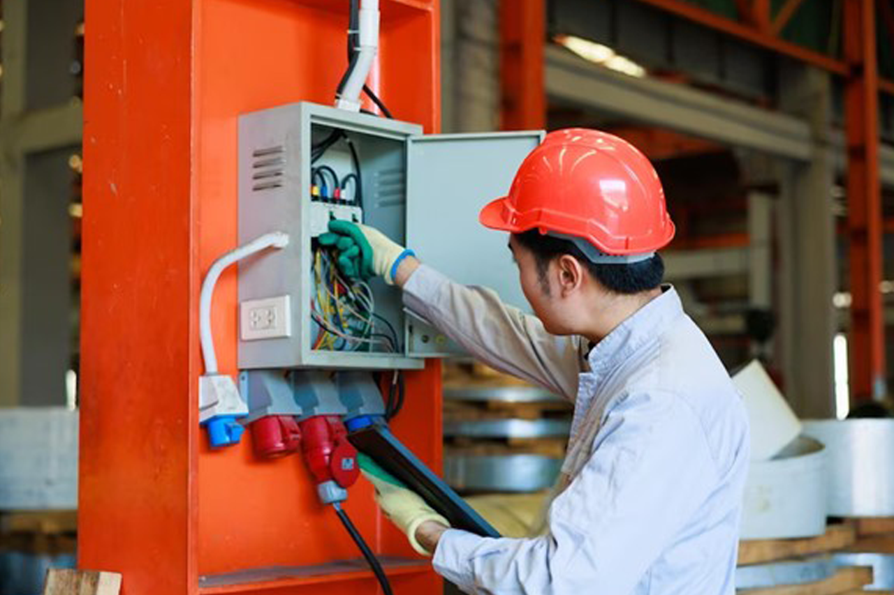 Electrocución en el entorno laboral: Causas y prevención efectiva