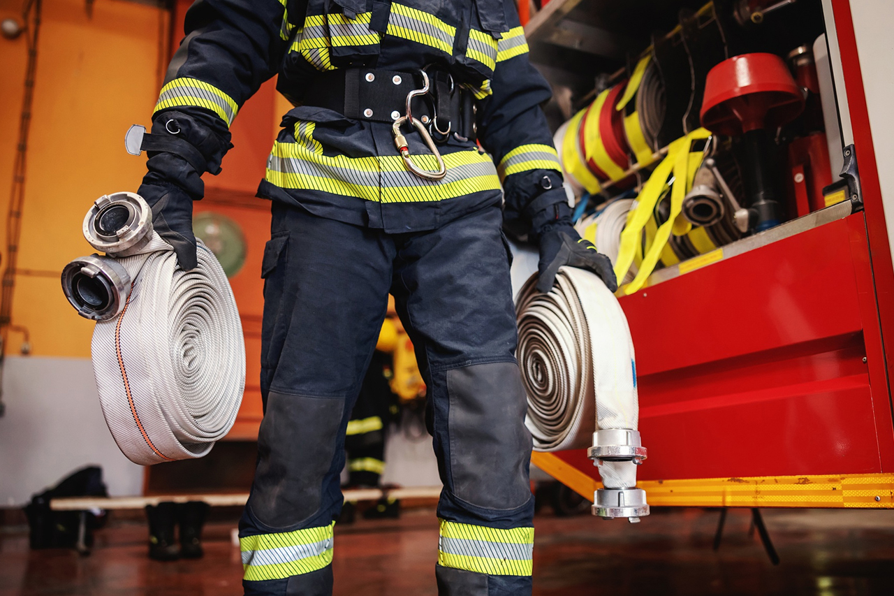 profesional apagando un incendio