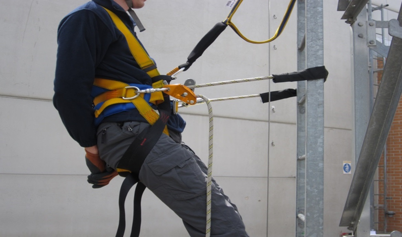 Un trabajador en el sitio de construcción equipo de trabajo en altura  dispositivo anticaídas para trabajadores con ganchos para arnés de cuerpo  de seguridad
